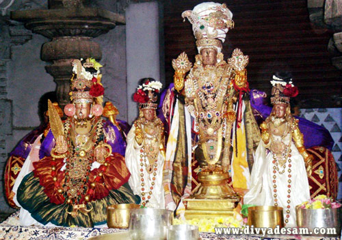 Sri Varadhar Sri Perundevi Thayar Kanchipuram Temples 108